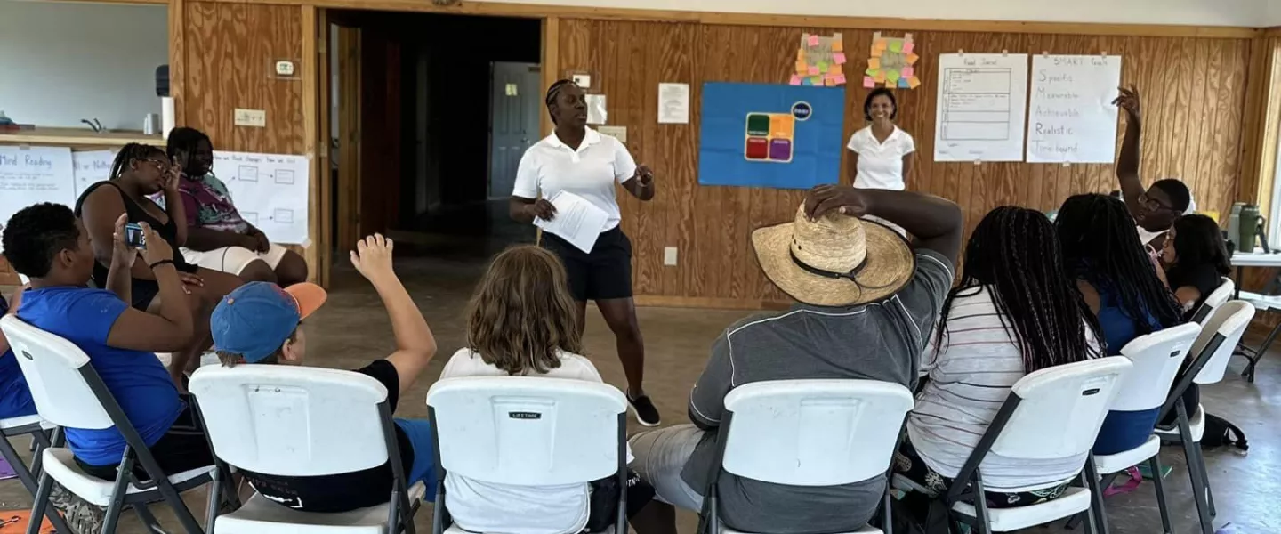 Kamp K'aana - Professional Experts talking to kids