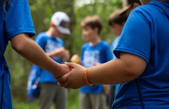 Kids Holding hands in circle 