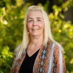 Outdoor headshot of Suzanne Goswick